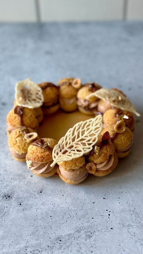 Fred Csibi-Levin | Pastry Doc (@doc_macaron) • Fotografije i videozapisi na Instagramu Paris Brest Plating, Choux Plated Dessert, Christmas Choux Pastry, Choux Pastry Photography, Choux Pastry Ideas, Choux Pastry Desserts, Craquelin Recipe, Choux Craquelin, Choux Puff