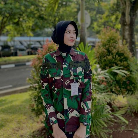 Beauty Army hijab Army Police, Army Camo, Indonesian Girls, Police Women, Female Soldier, Aliens, Soldier, Highlights, Celebrities