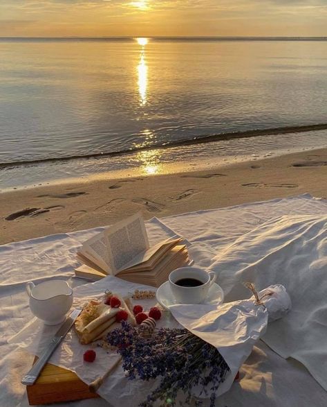 #picnic #beach #aesthetic #beachlife #beachvibes #sunset #sunsetphotography #beachwaves #books #bookworm #lavender #charcuterie #bookwormproblems #charcuterieboardideas #charcuterieboard #driedflorals #vintagestyle #vintage Angelic Aesthetic, Beach Books, Sea Photography, Beach Cafe, Picnic Date, Color Cafe, Beach Picnic, Summer Picnic, Beach Aesthetic