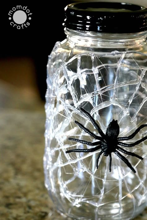 Halloween Mason Jar Craft DIY Idea: Spooky Mason Jar decor done in 5 minutes or less, Creepy Spider web mason jars Jar Halloween Crafts, Mason Jar Halloween Decorations, Mason Jar Halloween, Mason Jar Halloween Crafts, Porta Halloween, Halloween Decor Diy, Halloween Mason Jars, Diy Mason Jar, Halloween Centerpiece