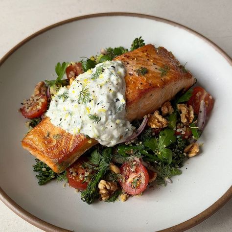 Salmon And Quinoa, Salad With Salmon, Tzatziki Recipe, Healthy Lifestyle Food, January 20, Quinoa Salad, Clean Recipes, Pretty Food, Aesthetic Food