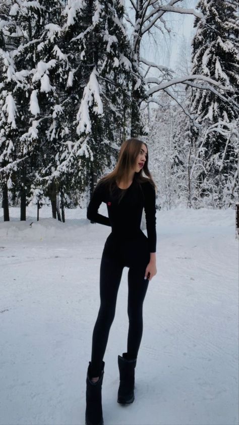 Skinniest Person In The World, Thick Thighs Outfit, Tall Girl Aesthetic, Ice Maiden, Uzun Boy, Corset Fashion Outfits, Slim Girl, Aesthetic Outfit Ideas, Snow Boot