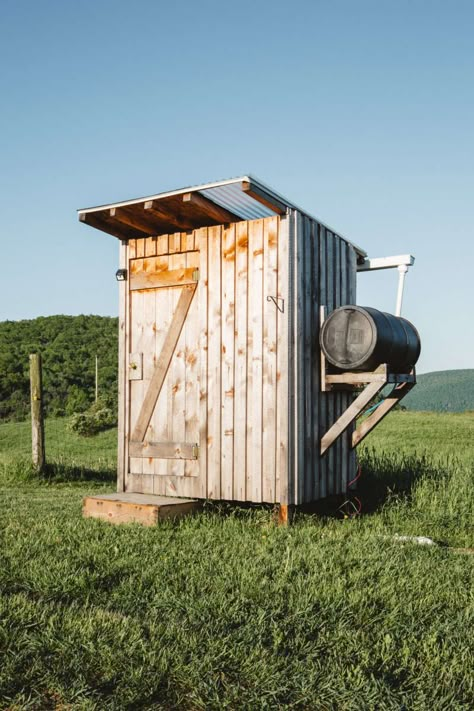 Off Grid Shower Diy, Off Grid Bath House, Off Grid Bathroom Ideas, Off Grid Sink, Off Grid Toilet, Off Grid Ideas, Tiny House Off Grid, Off Grid Farm, Tiny Cabin Bathroom