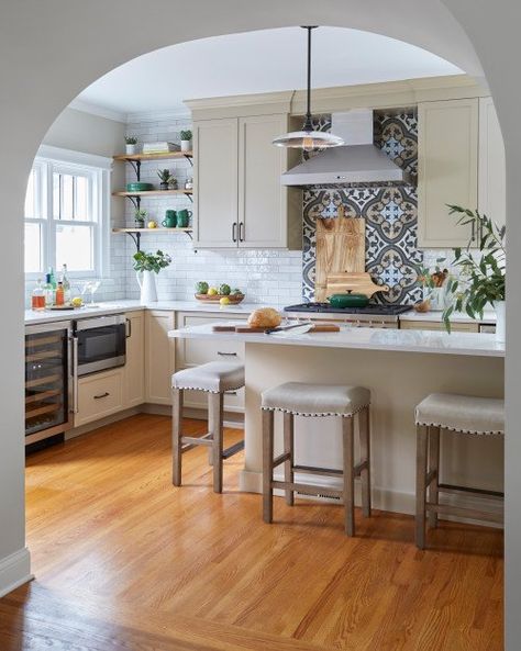 Spanish Style Beach House, Kitchen Design Industrial, Kitchen Design Small White, Kitchen Design Country, Spanish Mediterranean Kitchen, Light Gray Countertops, Detailed Kitchen, Mediterranean Kitchen Ideas, Kitchen Design Contemporary