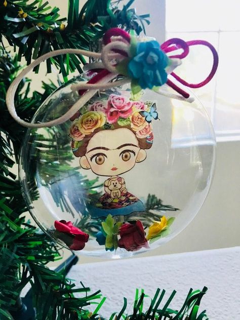 Frida ornament / esferas Frida Kahlo Mexico Crafts, Mexican Christmas Decorations, Clear Plastic Ornaments, Mexican Christmas, Homemade Christmas Decorations, Epoxy Resin Crafts, Christmas Stuff, Homemade Christmas, Diy Arts And Crafts