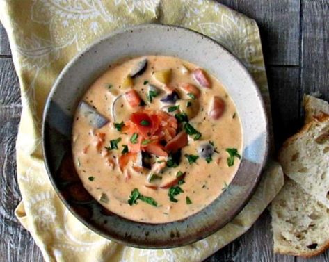 Salmon Chowder Recipe, Smoked Salmon Chowder, Easy Corn Chowder, Bisque Soup Recipes, Salmon Chowder, Chowder Soup, Chowder Recipe, Pan Seared Salmon, Baked Salmon Recipes