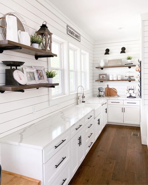 L Shaped Kitchen Cabinets, Farmhouse Kitchen White, White Farmhouse Kitchen, Shiplap Kitchen, Accent Wall In Kitchen, Shiplap Backsplash, White Kitchen Backsplash, White Shaker Kitchen, White Shiplap Wall