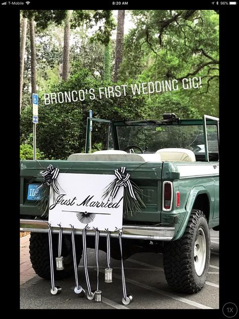 Bronco Wedding Car, Vintage Car Rental Wedding, Vintage Car Wedding Exit, Wedding Exit Vintage Car, Wedding Photo Vintage Car, Wedding Goals, Just Married, Wedding Pics, Wedding Colors