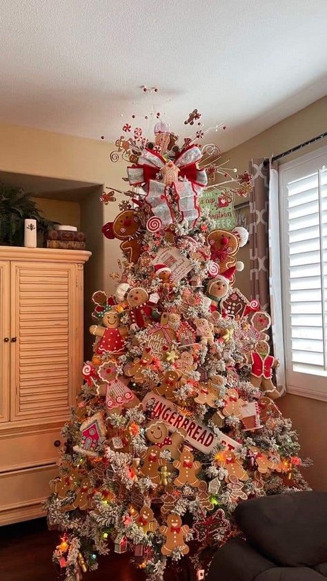 Gingerbread Flocked Christmas Tree, Gingerbread Xmas Tree Decorations, Gimger Bread Christmas Tree, Ginger Bread Christmas Tree Decorations, Candy Cane Gingerbread Tree, Ginger Bread Tree Ideas, Gingerbread Christmas Trees Ideas, Flocked Gingerbread Christmas Tree, Ginger Bread Tree Decorations