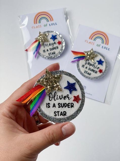 Personalised graduation badge * Handmade item * Personalised badge * Dispatches from a small business in United Kingdom *Safety: our products are to be worn under adult supervision as they are handmade and may contain small parts.  ... daha fazla Graduate School, Nursery, Handmade Items, Stars