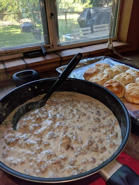 Pioneer Woman Sausage Gravy 😋 1lb breakfast sausage 1/4 cup flour 2 cups milk Salt & pepper to taste Brown the sausage in large pan on medium heat. Do not drain grease. Mix in 1/4 cup flour. Stir well until you cannot see white anymore. Then add 2 cups milk. Stir well again. Add salt & pepper and continue cooking on medium heat until bubbles appear. Then turn stove down to low and gravy will thicken. Then remove from heat. Biscuits are Pillsbury Grands FROZEN biscuits. Not canned biscuits. Nev Jimmy Dean Sausage Gravy Recipe, Pioneer Woman Sausage Gravy, Jimmy Dean Sausage Recipes, Frozen Biscuits, Sausage Gravy Recipe, Jimmy Dean Sausage, Grandma Cooking, Best Sausage, Jimmy Dean