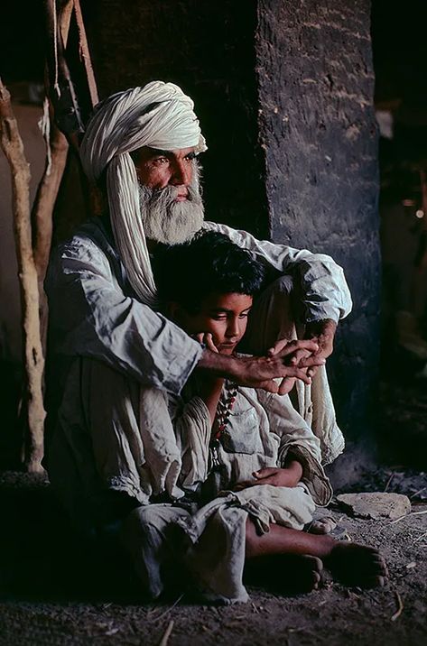 Father and son in Helmand Province, 1980 Steve Mc, Steve Mccurry, Afghan Girl, मोबाइल वॉलपेपर, Foto Art, People Of The World, World Cultures, 인물 사진, Photojournalism