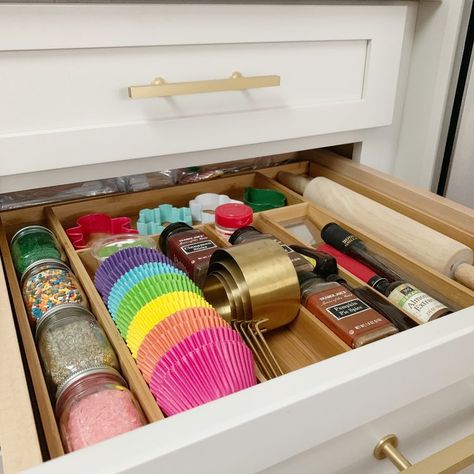 Baking drawer organized Baking Organisation, Chocolate Drawer Organization, Baking Tray Organization, Baking Drawer, Baking Drawer Organization, Storage Baking Supplies, Baking Cabinet Organization, Baking Supplies Organization Storage, Organized Baking Supplies