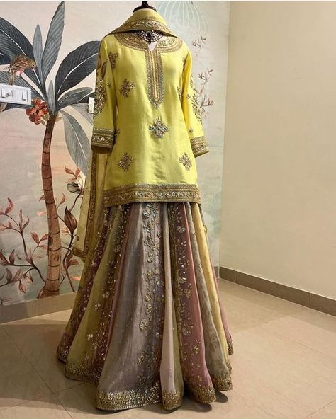 Haldi Bridal Look, Gotapatti Lehenga, Lehenga Pastel, Kurta With Skirt, Mehendi Outfits, Dress Book, Short Kurta, Saree Trends, Embroidered Dupatta