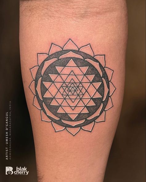 Sri Chakra Tattoo, Shri Yantra Tattoo, Sri Yantra Tattoo, Phoenix Tattoo For Men, Yantra Tattoo, Chakra Tattoo, Hyper Realistic Tattoo, Shri Yantra, Leo Tattoos