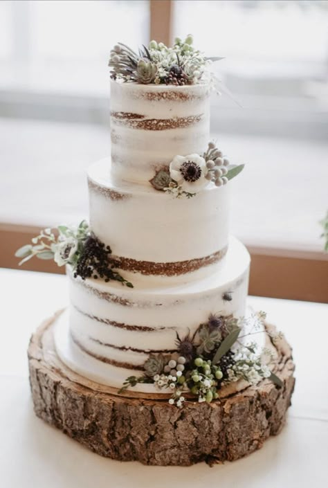 Rustic Cake With Greenery, Tree Stump Cake Stand, Bare Cake Wedding Rustic, Wedding Cake Inspiration Rustic, Simple Rustic Wedding Cake 3 Tier, Rustic Cake Wedding Simple, Wedding Cake Woodland, Cake Rustic Wedding, Western Cakes Wedding