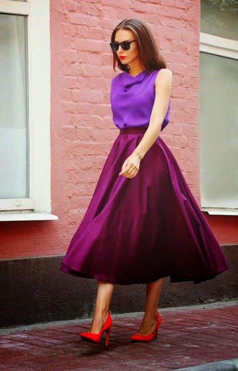 I love a good skirt. If I was more graceful I would have a mega short one that say somewhere around my armpits, what a family friend once described as 'fanny pelmit.' But alas no, I'm a midi length... Rock Outfit, Purple Outfits, Mode Casual, Fashion Blogger Style, Mode Inspo, Mode Inspiration, Angelina Jolie, Red Shoes, Fashion Colours