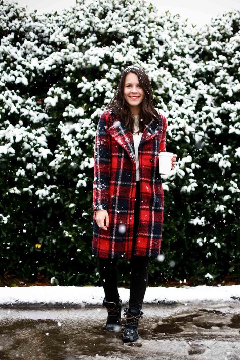 White sweater+black skinny jeans+black lace-up boots+red plaid wool coat. Winter Casual Outfit 2018 Anya Outfit, Cozy Snow Day, Red Plaid Coat, Winter Casual Outfit, Snow Day Outfit, Cozy Snow, Long Coat Outfit, Snow Photos, Winter Outfits Snow