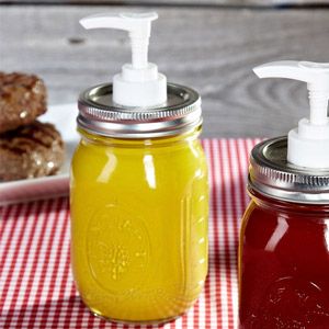 Mason Jar Condiment / Soap Dispensers. I've seen DIYs to make mason jar soap dispensers, but I never thought to use them for condiments! Would be so cute for a country theme outdoor event. Condiment Dispensers, Upcycle Crafts, Condiment Dispenser, Ski Party, Mason Jar Projects, I Do Bbq, Pig Roast, Rv Hacks, Canning Jar