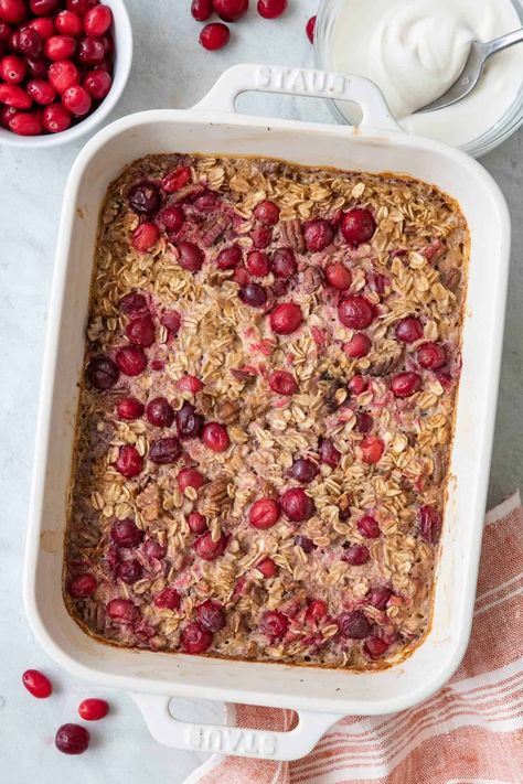 Cranberry oatmeal baked with pecans, maple syrup and cinnamon and topped with a homemade maple Greek yogurt! Pecan Baked Oatmeal, Baked Oatmeal Recipes Breakfast, Quick And Easy Breakfast Recipes, Oatmeal Baked, Christmas Breakfast Ideas, Cranberry Oatmeal, Greek Yogurt Sauce, Cranberry Baking, Breakfast Oatmeal Recipes