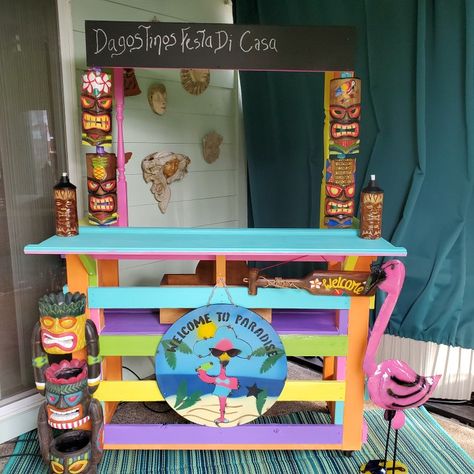 Pallet Tiki Bar, Diy Tiki Bar, Portable Tiki Bar, Pallet Cocktail Bar, Pallet Tiki Bar Ideas Diy Pool, Pallet Pool Bar Diy Projects, Tiki Bars Backyard, Beach Tiki Bar Aesthetic, Tikki Bar