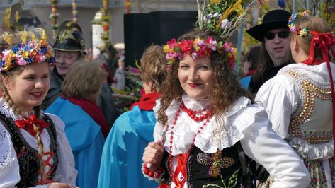 Poland World Thinking Day, Slavic Traditions, Polish Festival, Polish Christmas Traditions, Nye Traditions, Poland Vacation, New Year Traditions, Polish Easter, Polish People