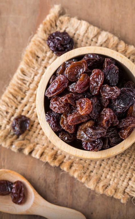 Raisins may have health-benefitting properties like: It may act as an antioxidant. It may lower the blood sugar levels. It may have a prebiotic effect (promote good bacteria in the gut) It may have anti-inflammatory properties. It may reduce the cholesterol levels. It may have antimicrobial activity. Etc.. Raisins Aesthetic, Heathy Snack, Bee Tattoos, Health Aesthetic, Vegetables Photography, Aesthetic Health, Nails Health, Tattoo Health, Health Fitness Food