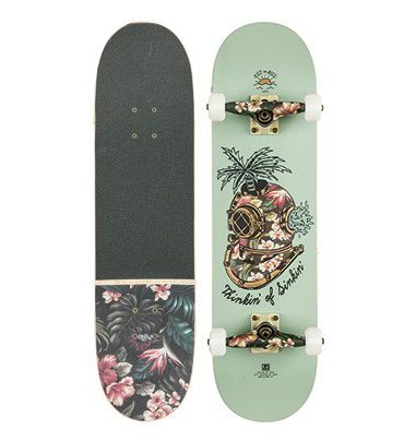 Skate completo de la marca pro de skateboards Globe con un diseño de un buceador con flores saliendole una palmera y estampado de flores en la parte inferior de la lija. Descubre más en nuestra tienda de skate online donde comprar modelos diferentes de skates completos de las firmas premium de skateboarding. Skate Bord, Skateboarding Aesthetic, Skate Vibes, Skateboarding Tricks, Skateboard Deck Art, Skateboard Art Design, Penny Skateboard, Skate 3, Roller Skate Shoes