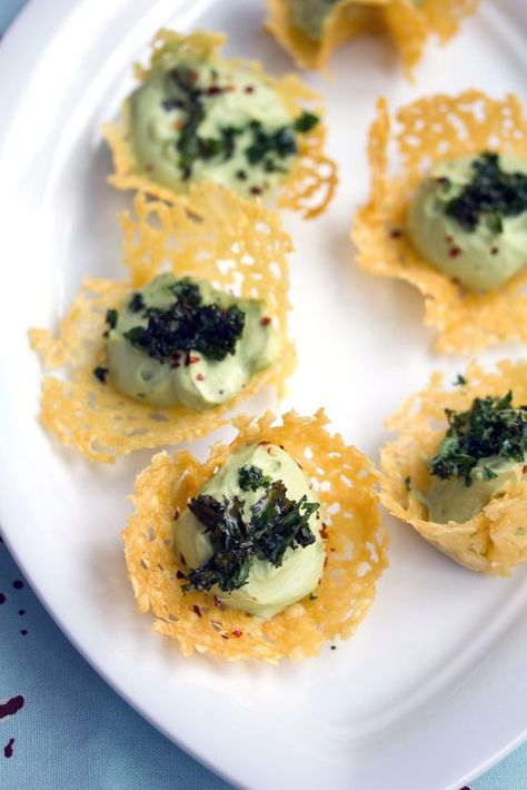 Feta Mousse, Cheddar Cups, Canapes Recipes, Decorações Com Comidas, Party Appetizer, Party Food Appetizers, Food Platters, Small Bites, Food Presentation