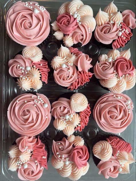 Cupcakes Pink Aesthetic, Mixed Piping Cupcakes, Pink And Brown Cupcakes, 40th Cupcakes, Pink Baby Shower Cupcakes, Cupcake Piping Ideas, 29th Birthday Party Ideas, Pretty Cupcakes Designs, Piped Cupcakes