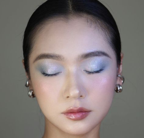 Blue Makeup Asian, Boyish Makeup, Baby Blue Eye Makeup, Makeup Looks Blue Eyes, Baby Blue Eyeshadow, Teal Makeup, Shimmery Makeup, Pale Skin Makeup, Female Makeup