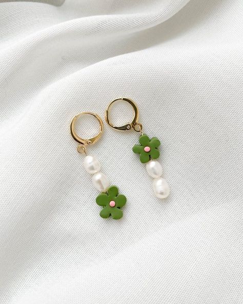 Epoxy Clay, Clay Jewelry Diy, Daisy Earrings, Handmade Wire Jewelry, Girly Jewelry, Bead Jewellery, Bijoux Diy, Dream Jewelry, Beaded Jewelry Diy