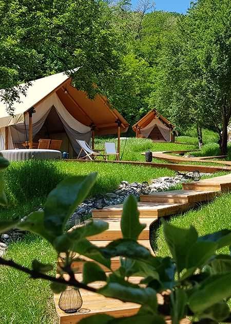 Camping is a great way to spend your vacations. There are many reasons to buy a camping mattress. Forest Resort, Glamping Resorts, Luxury Glamping, Glamping Site, Tent Design, Luxury Camping, Camping Glamping, Backyard Living, Farm Stay