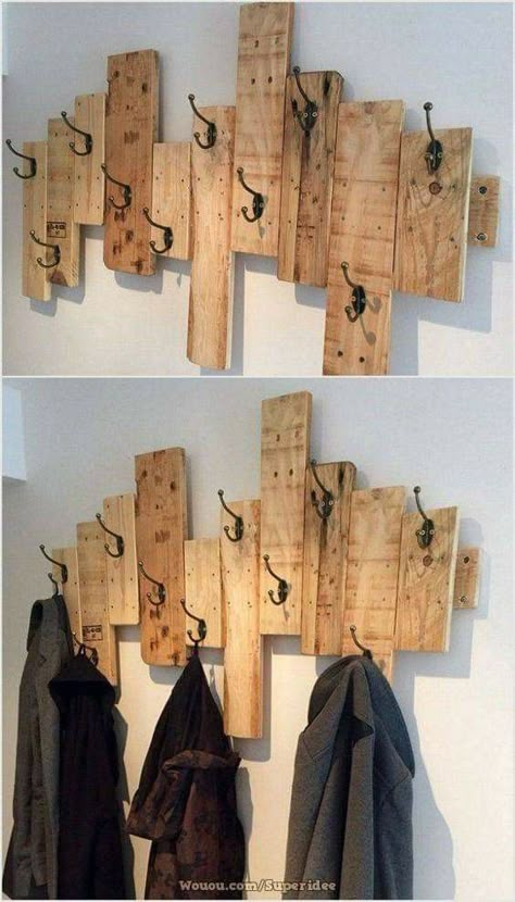 Hanger Storage Ideas, Diy Pallet Decoration, Pallet Coat Racks, Tre Kunst, Diy Coat Rack, Diy Coat, Hanger Storage, Pallet Decor, Wooden Pallet Projects