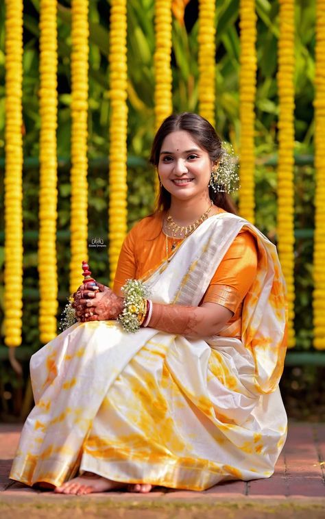 Haldi Ceremony Outfit Bengali, Bengali Wedding Hairstyles, Haldi Saree Look For Bride, Saree For Haldi Ceremony For Bride, Bengali Bride Haldi Look, Bengali Haldi Look, Haldi Saree Indian Bridal, Haldi Dress For Bride Indian, Holud Saree