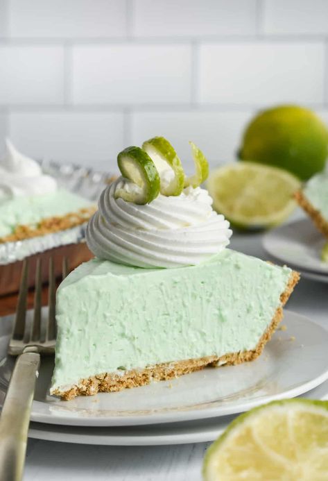 Love no bake desserts? This Lime Jello Pie will the the hit of the summer. Minimal ingredients make this come together fast and is absolutely delicious. Jello Key Lime Pie Cool Whip, Lime Jello Pie, Jello Recipes With Cool Whip, Weight Watchers Key Lime Pie Recipe, Limeade Pie, Lime Jello Recipes, Key Lime Pie Recipe No Bake, Jello Pie, Recipes With Cool Whip