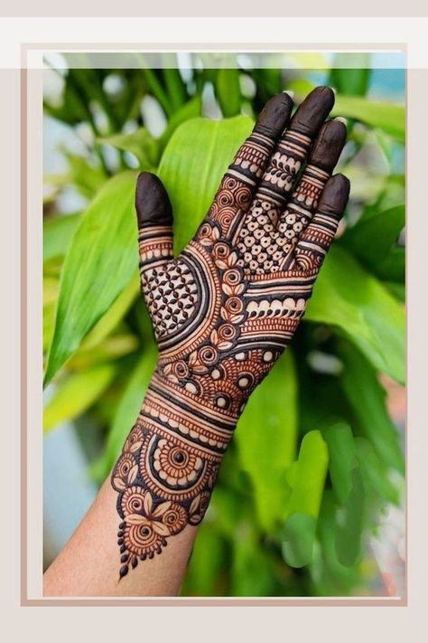 Mehndi Right Hand Design, Thick Mehndi Designs, Mahedi New Design, Mahendiii Design Simple, Sider Mehndi Design, Mehendi Design Back Hand, Mehndi Design Hand, Mehndi Designs Simple Easy, Mehandi Design For Hand