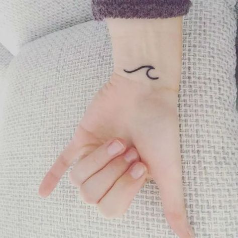 20 Powerful Wave Tattoos-Sortra - Tattoo Lifestyle Minimal Wave Tattoo, Ocean Wave Tattoo, Simple Wave Tattoo, Parts Of A Circle, Wave Tattoos, Dot Tattoos, Wave Tattoo, Ocean Tattoos, Matching Tattoo