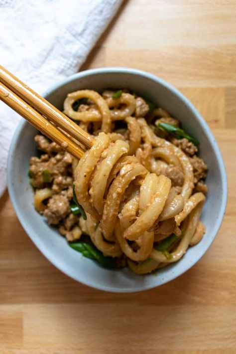 Udon Peanut Noodles, Peanut Udon, Peanut Udon Noodles, Udon Noodles With Peanut Sauce, Cold Udon Noodle Recipe, Cold Udon Noodle Salad, Udon Noodles Aesthetic, Udon Noodle Recipe Peanut Sauce, Vegan Udon Noodle Recipe