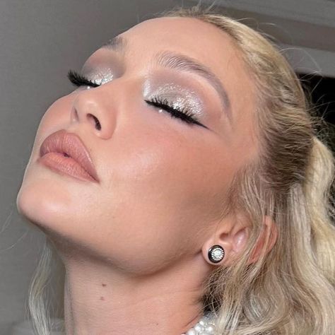 Who What Wear on Instagram: "The glam is glamming. For every breathtaking beauty look at the 2023 #MetGala, head to the link in bio. 💫 photos: @patrickta" Patrick Ta Makeup Looks, Nye Makeup, Patrick Ta, Formal Makeup, Ethereal Makeup, Dope Makeup, Creative Makeup Looks, Glamour Makeup, Holiday Makeup