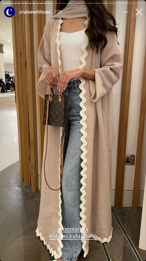 Abaya With Jeans Outfit, Open Abaya Outfit With Jeans, Abaya With Jeans, Abaya Outfits, Abaya Fashion Dubai, Abaya Outfit, Hijab Fashion Summer, Kaftan Designs, Mode Kimono