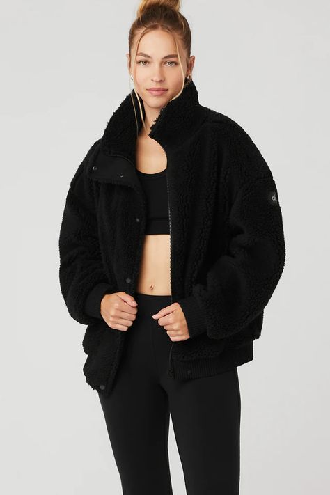 Cropped Jacket Outfit, Black Sherpa Jacket, Varsity Jacket Outfit, Best Winter Coats, Yoga Jacket, Oversized Collar, Sherpa Jacket, Cozy Winter, Alo Yoga