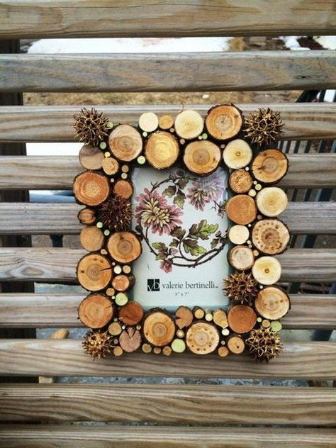 20 Creative Photo Frame Display Ideas 2017  #wood #woodencrafts #craftideas #diyprojectideas Creative Photo Frames, Photo Frame Decoration, Photo Frame Display, Wood Slice Crafts, Wood Slice Art, Into The Wood, Simple Coffee Table, Wood Photo Frame, Wood Circles