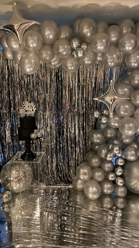 Birthday Party Ideas 18th Decorations, 17 Bday Decorations, Night Luxe Birthday, Sparkly Birthday Party Ideas, Black And Silver 25th Birthday, 18th Party Themes Ideas, Bday Inspo Decoration, Stargirl Party Aesthetic, Fifteen Birthday Party Ideas