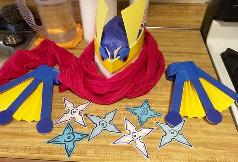 Greninja: DIY shuriken, DIY hat using paper, foam and eyes from craft store, DIY hands using craft paper and popsicle sticks, and pink scarf Greninja Costume Diy, Greninja Costume, Pokémon Birthday, Pokémon Party, Pokemon Costumes, Pokemon Birthday Party, Diy Costumes Kids, Costumes Kids, Pokemon Party