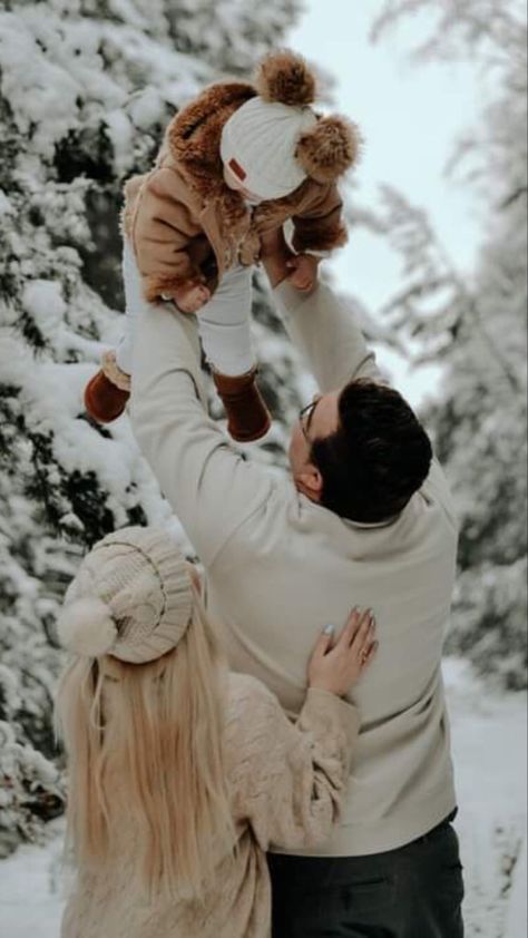 Ice Skating Family Photoshoot, Snow Photography Family, Snow Pictures With Baby, Outside Family Picture Ideas Winter, Family Christmas Pictures In Snow, Family Of 3 Winter Photo Ideas, Family Winter Photoshoot Ideas, Snowy Photoshoot Family, Winter Forest Family Photos