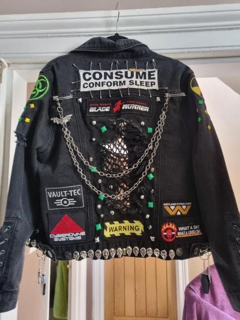 Custom Denim Jacket Ideas, Punk Jacket Back, Battle Vest Ideas, Battle Jacket Ideas, Punk Battle Jacket, Denim Jacket Ideas, Diy Punk Clothes, Punk Denim Jacket, Crust Pants