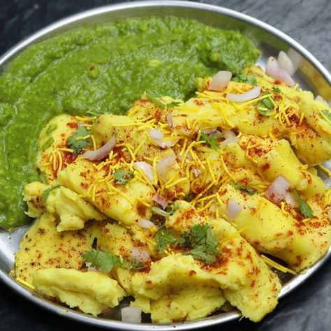 Locho Recipe, Street Food Recipe, Khaman Dhokla, Gujarati Snacks, Jain Recipes, Gujarati Recipes, Chaat Masala, Masala Recipe, Healthy Sweets Recipes