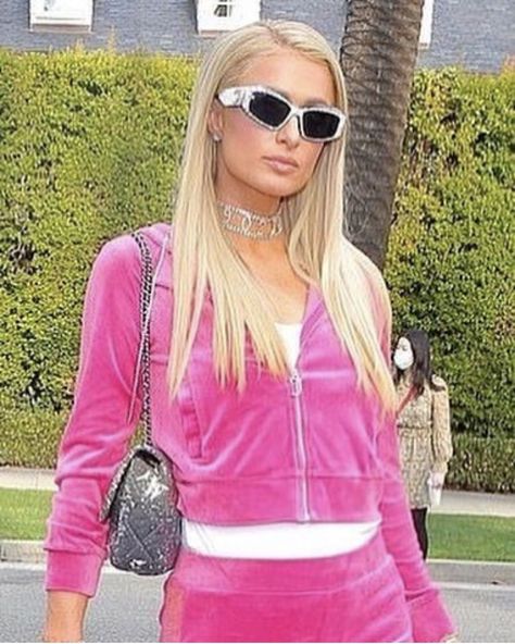 Paris Hilton 90s Style, Paris Hilton Hair 2000s, Paris Hilton Aesthetic 2000s, Y2k Paris Hilton Aesthetic, Paris Hilton 2000s Iconic, Paris Hilton Outfits 2000s, Paris Hilton Simple Life, 2000s Fashion Pink, Early 2000s Paris Hilton