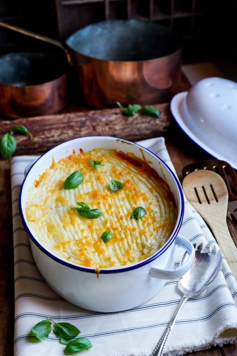 Delicious and easy vegetarian meal for Lentil Cottage Pie - Pin this recipe to your Vegetarian board Vegetarian Cottage Pie, Vegetarian Treats, Cottage Pie Recipe, Meat Free Monday, Easy Vegetarian Dinner, Meatless Monday Recipes, Eat Less, Meatless Mondays, Veggie Food